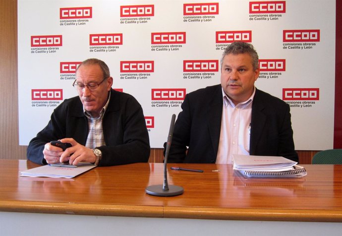 Carlos López Inclán (i) y Juan Carlos Cáceres (d) en rueda de prensa en CC.OO.