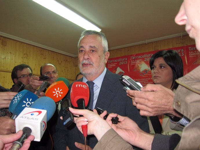 El presidente de la Junta, José Antonio Griñán, atiende hoy a los periodistas
