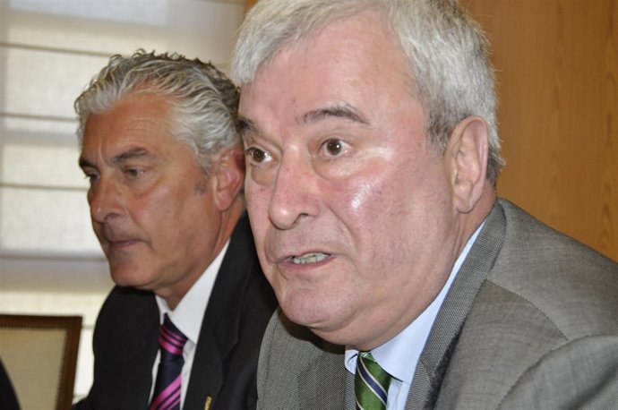 El delegado del Gobierno en Aragón, en primer plano, y el consejero de Interior.