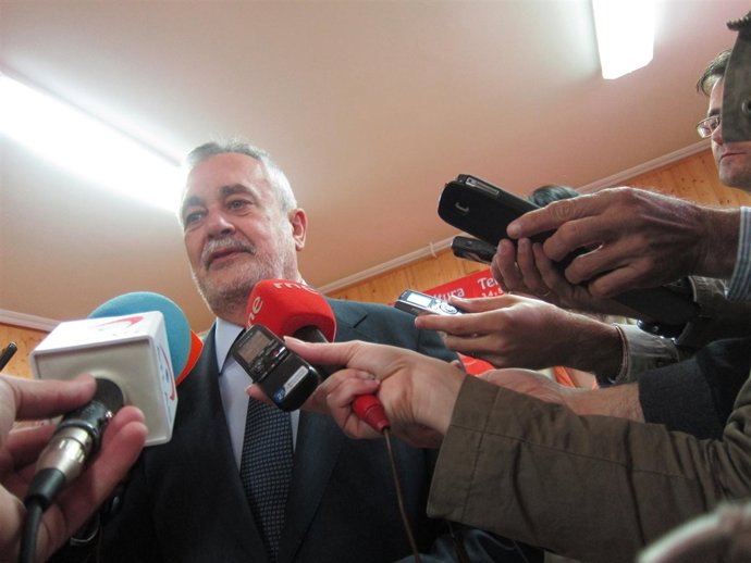 El presidente de la Junta, José Antonio Griñán, atiende a los periodistas