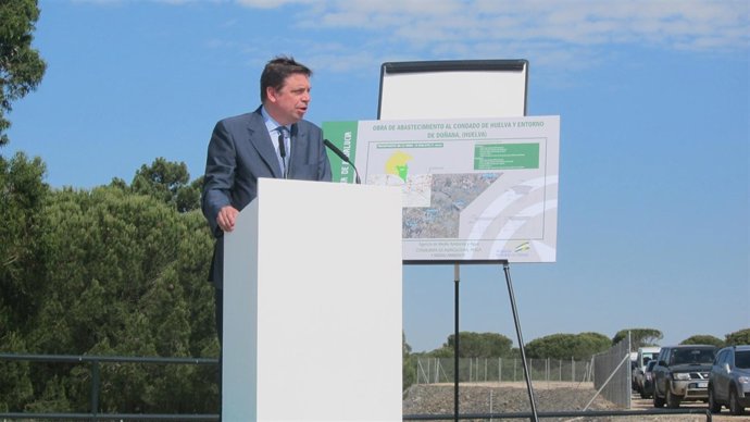 El consejero de Agricultura, Luis Planas, en Lucena del Puerto (Huelva).