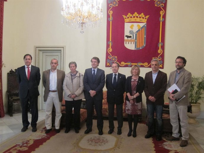 Representantes de Ayuntamiento, Cáritas y Cruz Roja Salamanca en el Consistorio