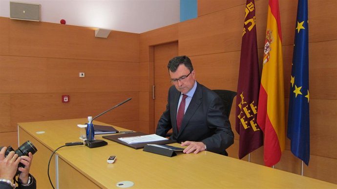 El portavoz del Gobierno regional preparándose antes de la rueda de prensa 