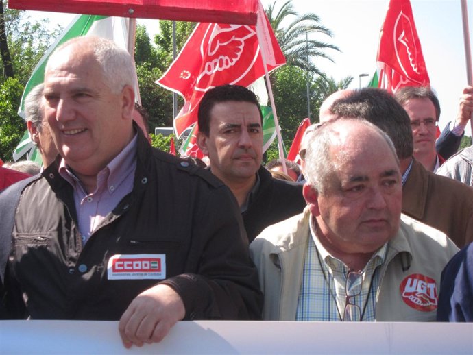 Mario Jiménez en el centro y delante Carbonero y Pastrana