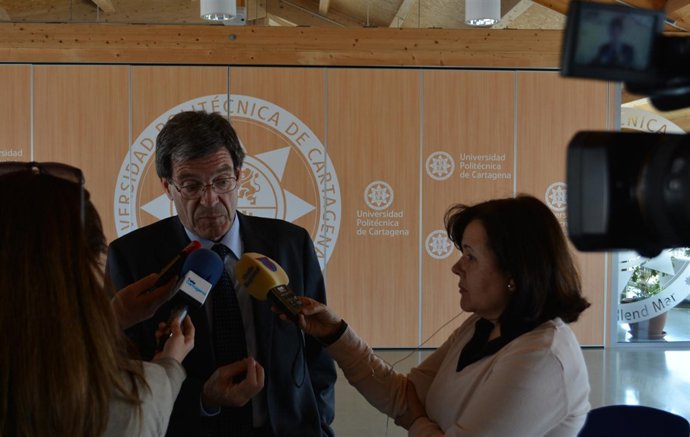 El catedrático Aurelio Martínez Estévez