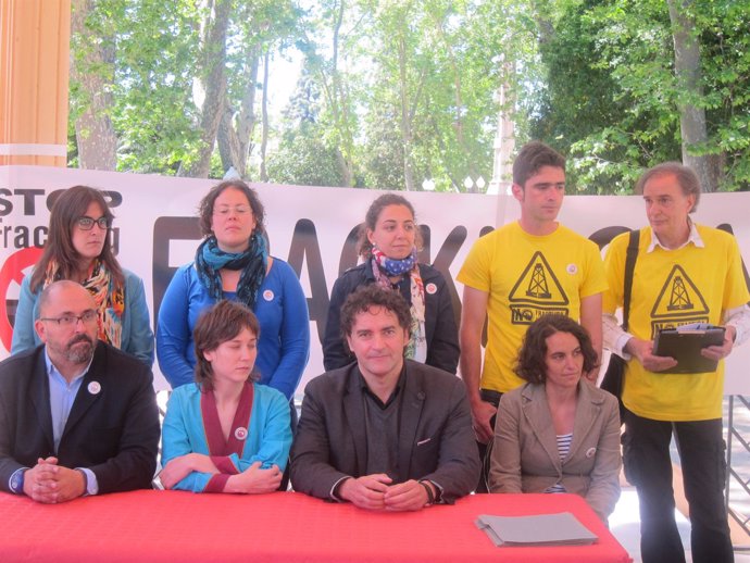 Firma del manifiesto contra el fracking en Castellón