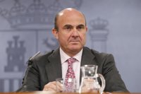 De Guindos aplaude la bajada de tipos y la barra libre de liquidez para la banca