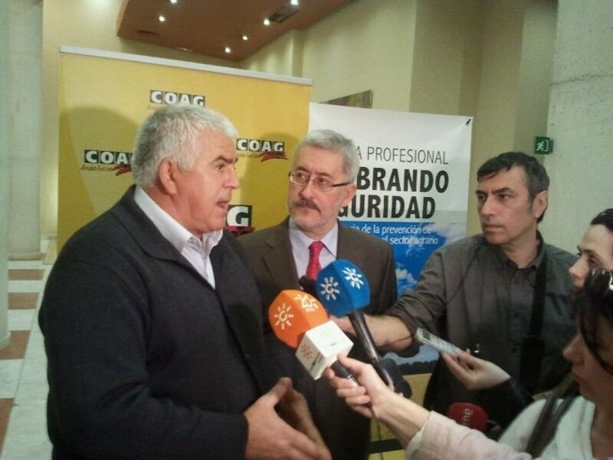 Consejero de Economía Antonio Ávila y secretario general de COAG-A Miguel López
