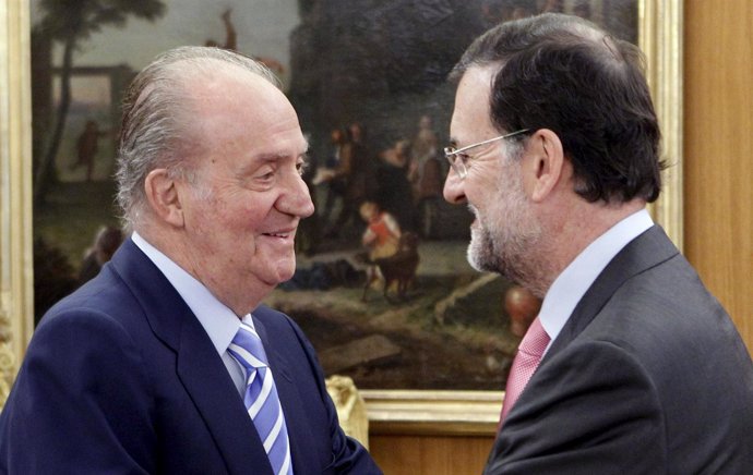 El Rey saluda a Rajoy en el Consejo de Ministros Deliberante