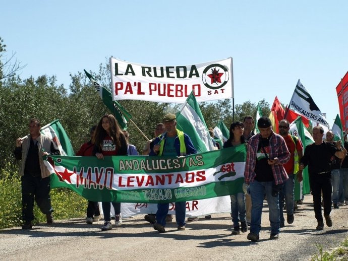 Jornaleros del SAT, hoy durante la ocupación temporal de la finca 'La Rueda'.