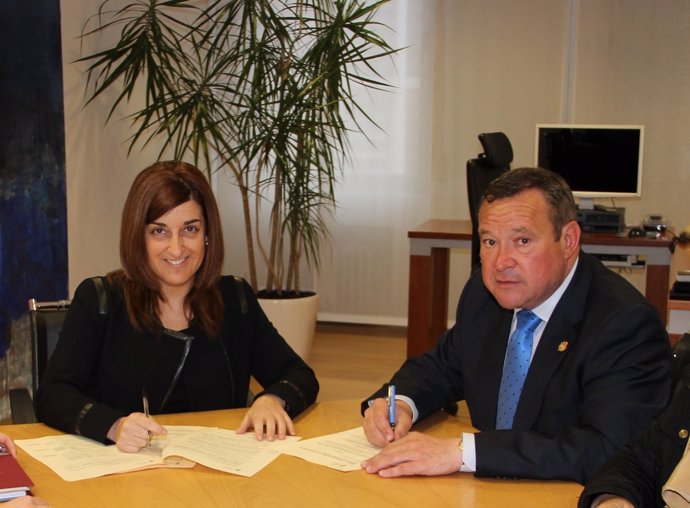 La consejera y el alcalde firman el convenio