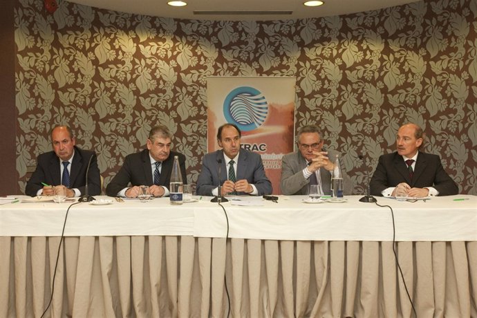 El presidente de Cantabria clausura la asamblea anual de AETRAC