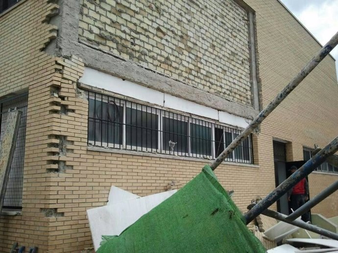 Desprendimiento de parte de la fachada de un colegio de Utrera