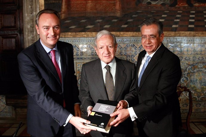 Fabra (i), Pascual Sala (c) y Vicente Garrido (d) con el libro