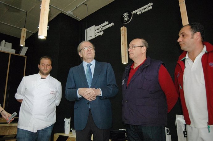 El alcalde de Huelva, Pedro Rodríguez, inaugura la nueva tienda del mercado.