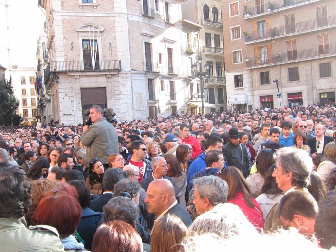 Miles de personas participan en la concentración por el accidente del metro