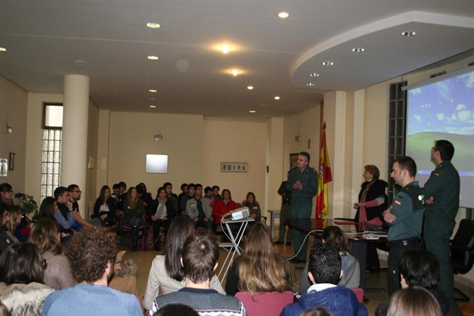 Guardia Civil con universitarios