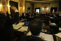 Unanimidad para publicar las cuentas de los grupos municipales de Ourense entre broncas y gritos de dimisión al alcalde