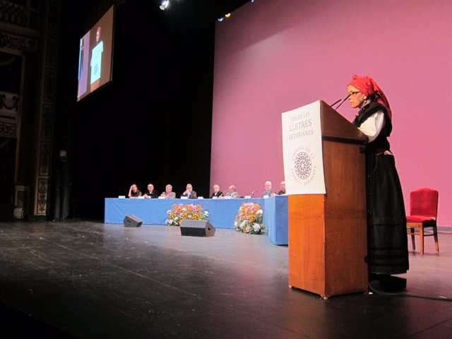 Ana Cano, mientres el so discursu nel actu institucional.