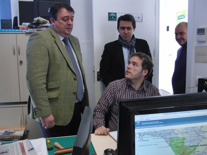 Eduardo Muñoz, visita un CADE. 