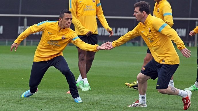 Leo Messi y Adriano en un entrenamiento del Barcelona