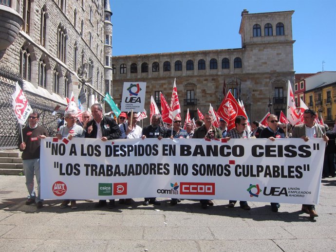 Representantes sindicales portan una pancarta en la manifestación de León