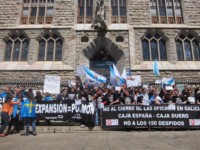 Empleados del Banco Ceiss se manifiestan frente al Edificio Botines, en León 