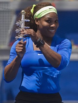 La tenista Serena Williams con el trofeo de Madrid 2012
