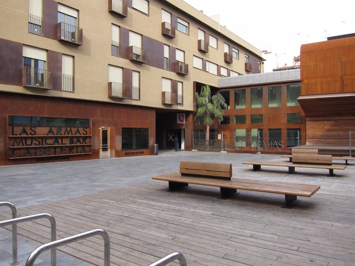 Centro Cultural De La Calle Las Armas De Zaragoza