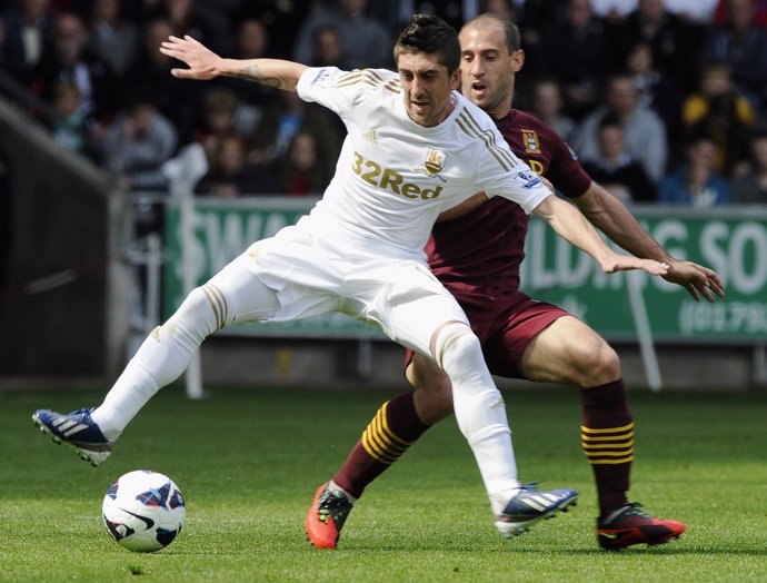 Pablo Hernández, del Swansea, defiende un balón ante Zabaleta, del City