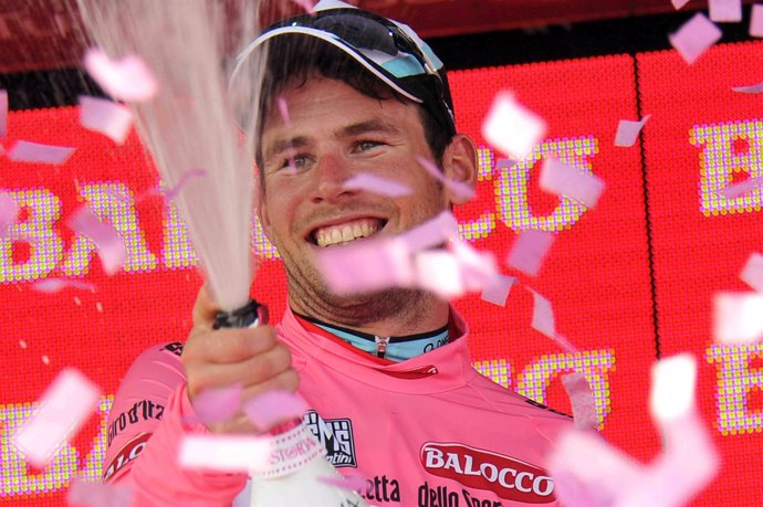 Cavendish se impone en Nápoles al sprint y se enfunda la primera 'maglia rosa'