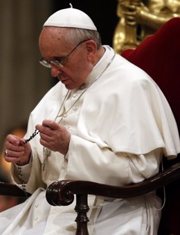 El Papa Francisco con un Rosario