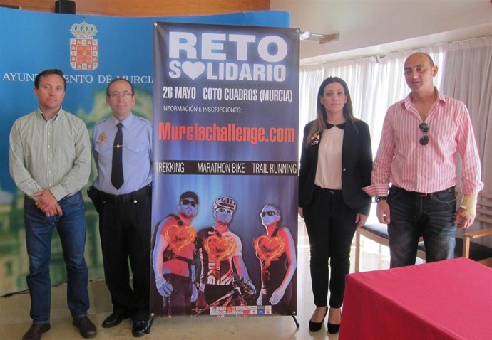 Barquero presenta los eventos deportivos de la ONG Azul en Acción