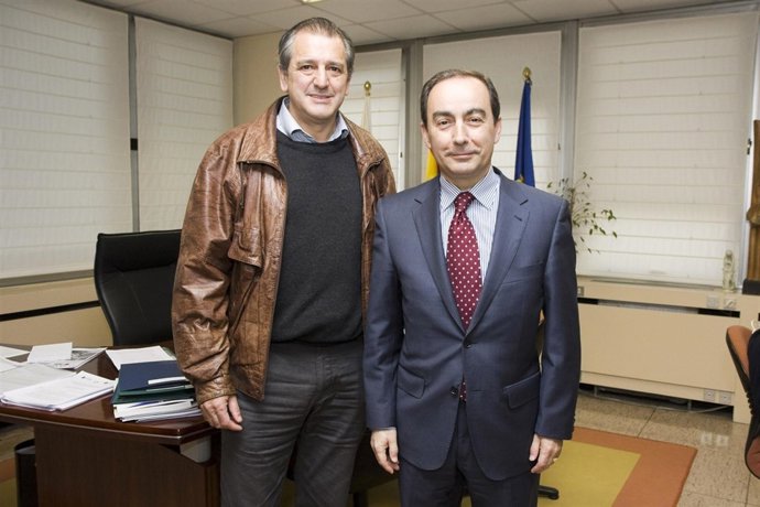 El consejero Miguel Ángel Serna y alcalde de Castro Cillorigo, Jesús Mª Cuevas