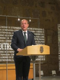 Monago avanza que el paro registrado en Extremadura en el mes de abril bajará en "4.000 personas"