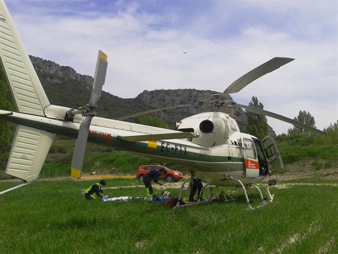 El helicóptero espera la llegada del escalador herido en Eraul.