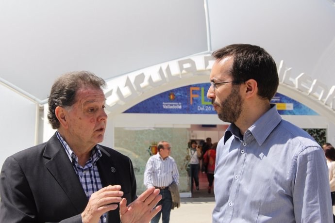 Enrique Gato charla con el presidente del Ateneo de Valladolid