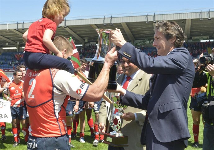  Íñigo de la Serna entrega el trofeode la Copa del Rey al Ordizia