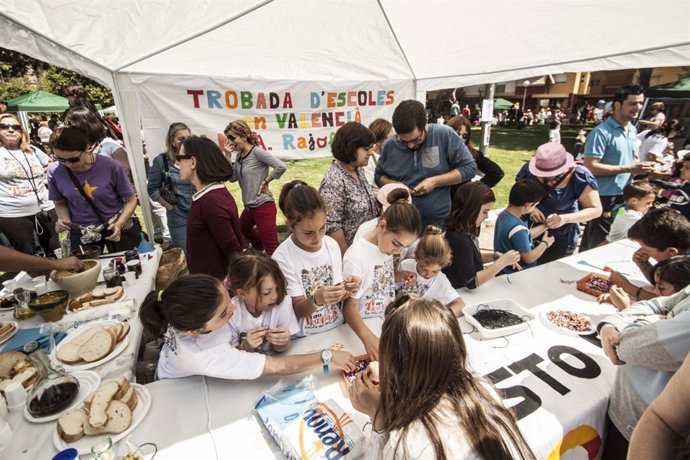 Niños durante la Trobada d'Escoles en Valencià de Alicante