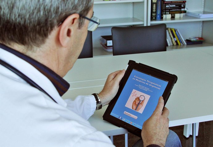 Un doctor accede a la aplicación móvil del manual de medicina de urgencias 