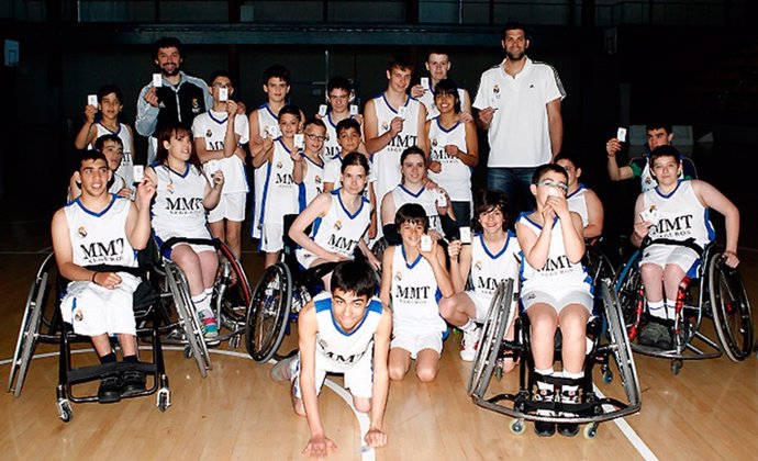Los jugadores del Madrid, Felipe Reyes y Sergio Llull en el Campus Inclusivo