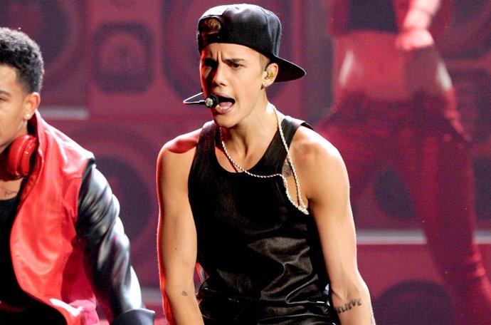 LOS ANGELES, CA - NOVEMBER 18:  Singer Justin Bieber performs onstage during the