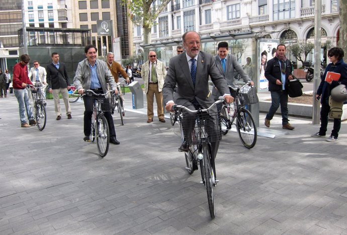 El alcalde de Valladolid inaugura el nuevo sistema de préstamo de bicicletas