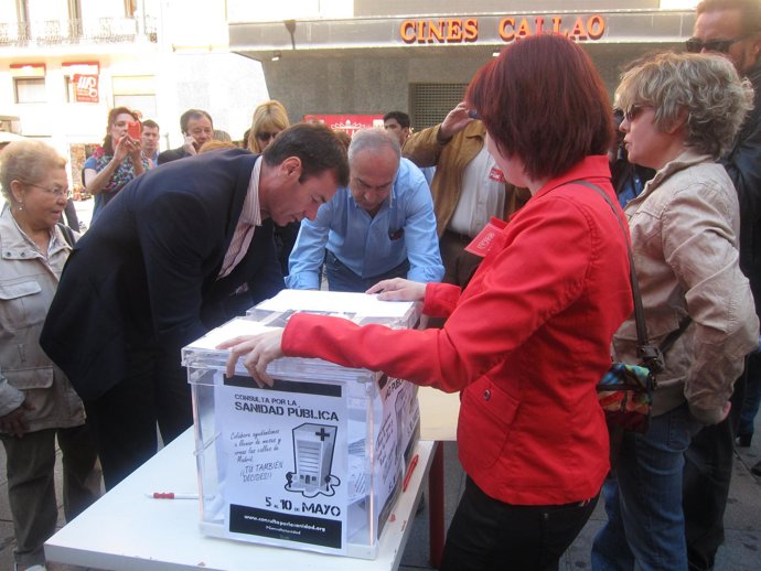Tomás Gómez firmando por la sanidad pública