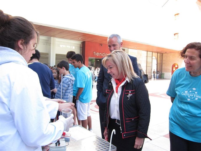 La consejera Dolores Serrat ha visitado este lunes la feria de la Ciencia