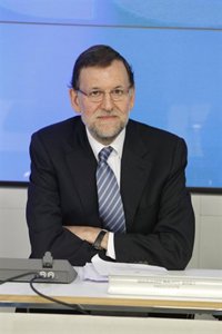 Rajoy destaca que el paro bajó en abril ante la Ejecutiva del PP