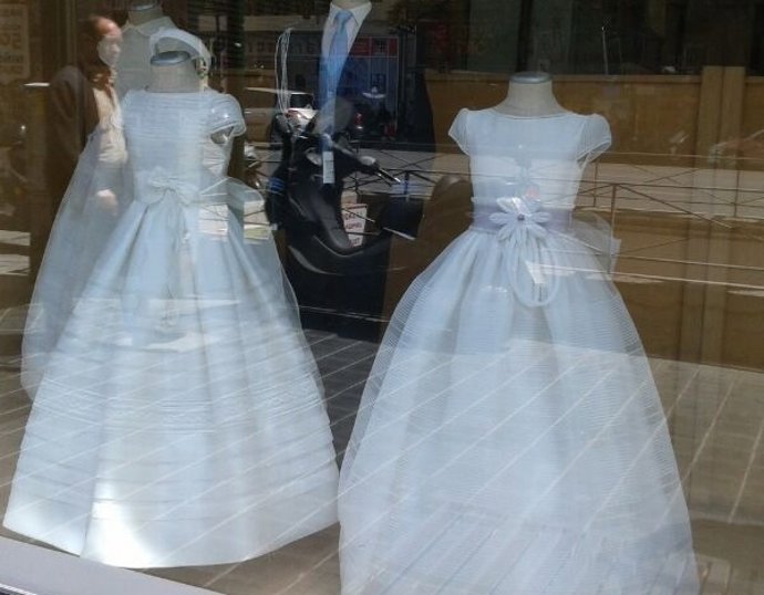 Vestidos de comunión en un escaparate