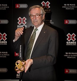 El alcalde de Barcelona, Xavier Trias, con la medalla de los X Games