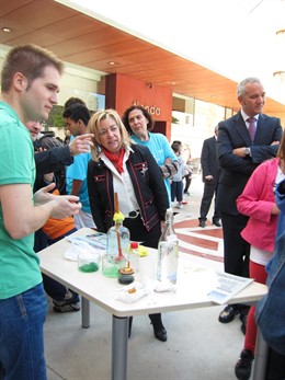 Serrat ha visitado este lunes la Feria de la Ciencia en el Centro de Historias