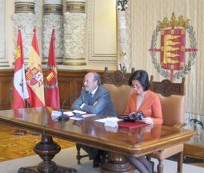 León de la Riva junto a Mercedes Cantalapiedra